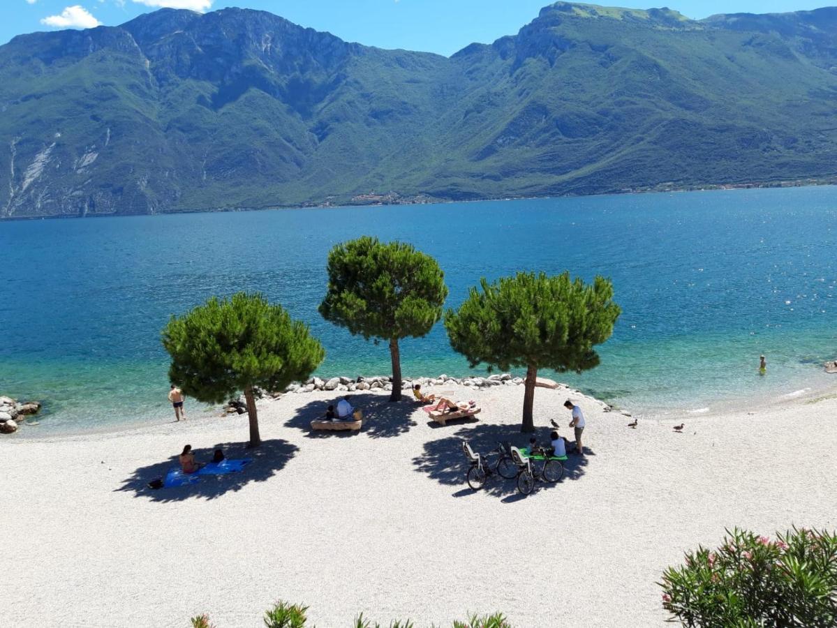 Garden Residence Appartamento Con Terrazzo E Piscina Desenzano del Garda Bagian luar foto