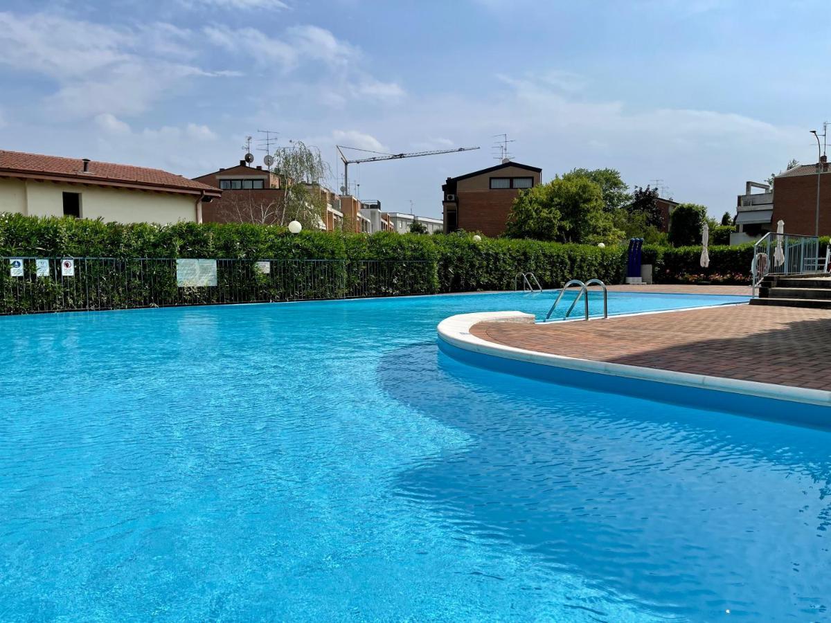 Garden Residence Appartamento Con Terrazzo E Piscina Desenzano del Garda Bagian luar foto