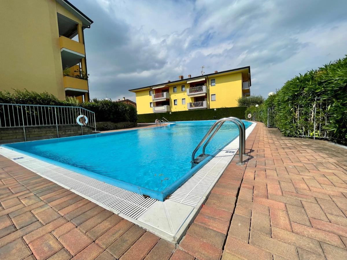 Garden Residence Appartamento Con Terrazzo E Piscina Desenzano del Garda Bagian luar foto